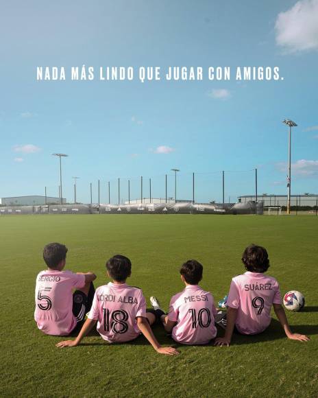 Para anunciar el fichaje, el Inter publicó en su cuenta de X (antes Twitter) una fotografía de cuatro niños sentados sobre el césped de espaldas y luciendo el uniforme rosa del equipo con los nombres de Suárez, Messi, Alba y Busquets.
