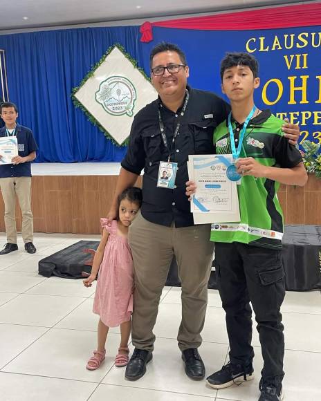 El estudiante del departamento de Yoro que sorprendió fue Joseph Jazmir Maradiaga con solo 12 años , se impuso y ganó medalla de mención honorifíca