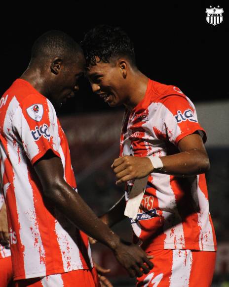 Juan Contreras y Marvin Bernárdez celebrando uno de los goles del Vida en el triunfo sobre la UPN en La Ceiba.