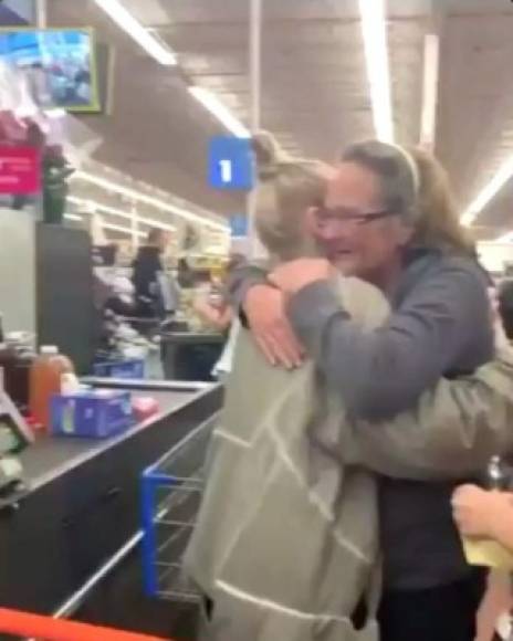 La estrella que se encontraba en un Walmart en California, se ofreció pagar la cuenta de las personas que estaban en la fila, diciendo que acababa de ganar la lotería.