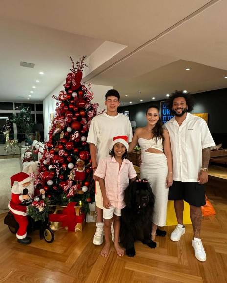 Marcelo - El lateral izquierdo del Fluminense disfrutó la navidad junto a su bella esposa Clarice Alves y sus hijos.