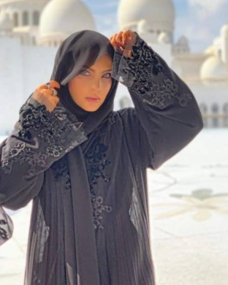 Acorde a las tradiciones de los Emiratos Árabes la cantante portó la vestimenta y hiyab tradicionales usados por las mujeres de la región.<br/>