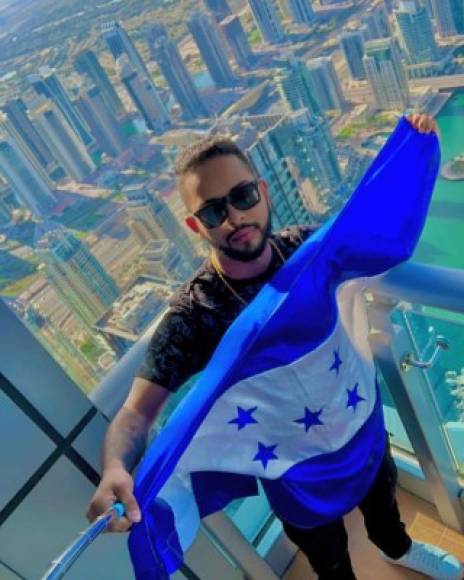 Maynor MC, cantante de música urbana, publicó una foto en la que posa con la bandera de Honduras. 'Te amo #Honduras #FelizDiaDeIndependencia”, escribió el artista en sus redes sociales.