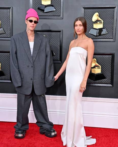 Y es que la pareja Bieber son bastantes controversiales con su vestimenta, en la alfombra roja de los premios Grammy 2022 llegaron usando atuendos flojos no a su medida para captar la atención del público.