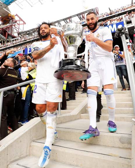 Marcelo y Benzema se encargaron de recoger la Copa en uno de los palcos del Santiago Bernabéu y posteriormente se fueron con ella al césped para celebrar con el resto de sus compañeros.