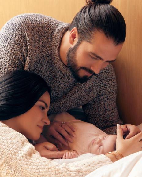 La integrante de RBD, Maite Perroni, compartió la dulce noticia de su embarazo tras anunciar el regreso del grupo. Junto a Andrés Tovar, Maite dio la bienvenida a su hija, Lía, el 16 de mayo de 2023.