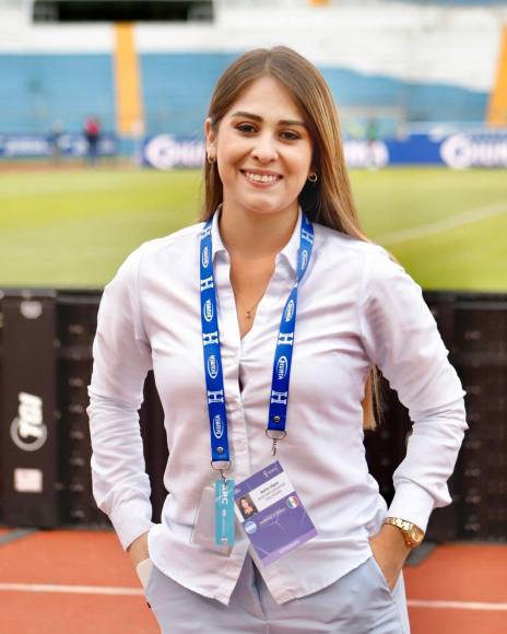 Karla López, periodista de Tigo Sports, tampoco se perdió el partido eliminatorio.