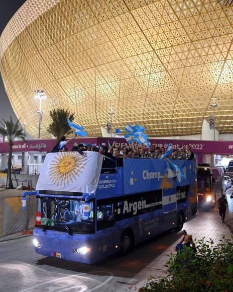 El equipo argentino salió del estadio Lusail en un bus especial que preparon los organizadores del Mundial para festejar en la ciudad que lo vio llegar al máximo galardón del fútbol.