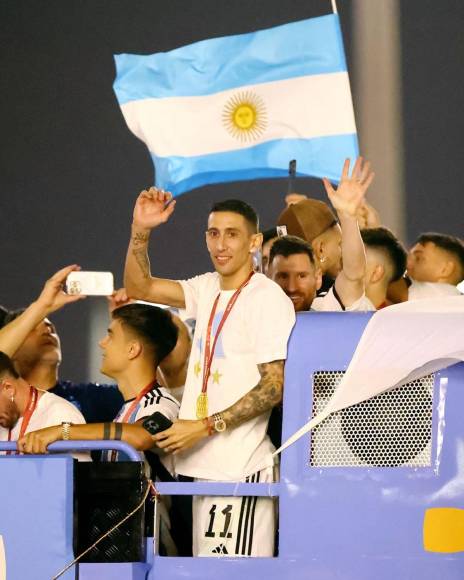 Ángel Di María, autor de un gol en la final del Mundial, saludó a los aficionados en las calles de Doha.