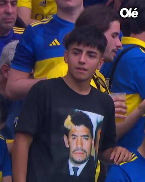Benjamín Agüero, hijo del ’Kun’, presente en el estadio Maracaná durante la final de la Copa Libertadores. Y con el abuelo Diego Maradona en el pecho.