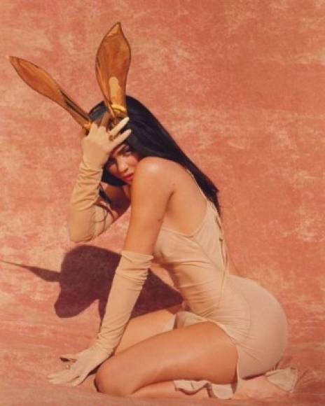 Kylie Jenner no decepcionó a sus fans con una sensual imagen donde aparece luciendo las orejas del conejo de Pascua, ¿o son de conejita de Playboy?