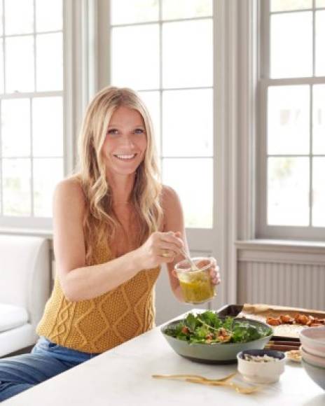 La actriz y empresaria Gwyneth Paltrow es una gran amante de la cocina. Incluso ha lanzado varios libros de recetas. Paltrow publicó el libro Hija de mi padre con énfasis en platillos veganos y vegetarianos de fácil preparación en honor a su padre, Bruce Paltrow, a quien le encantaba cocinar.<br/><br/>Instagram: @gwynethpaltrow