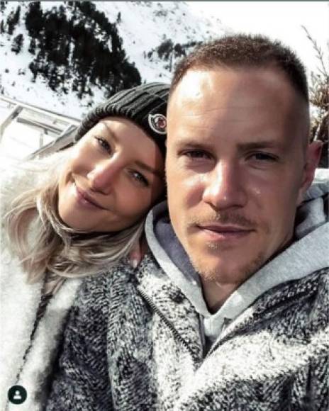 El portero alemán del Barcelona, Marc-André ter Stegen, pasando la Navidad con su esposa Daniela Jehle.