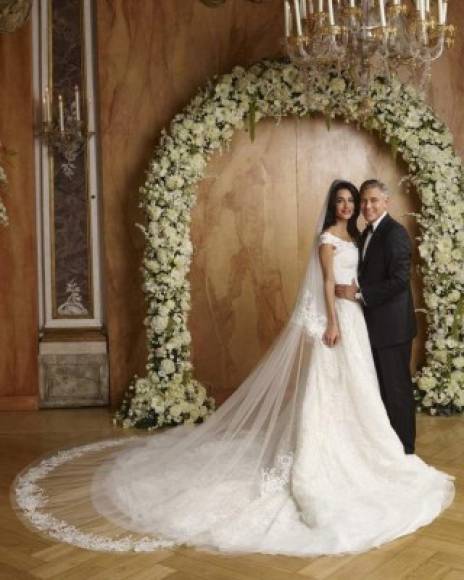 Hermosa estampa de George Clooney y Amal el día de su inolvidable boda.