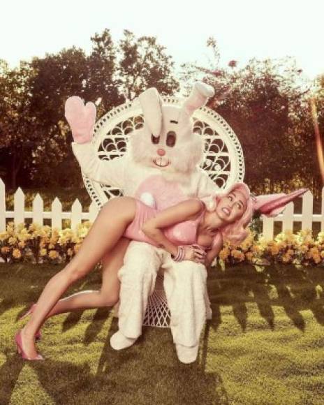 Miley Cyrus. La siempre irreverente cantante decidió recordar una antigua sesión de fotos. Entre las imágenes resalta una donde aparece siendo 'castigada' por el conejo de Pascua.