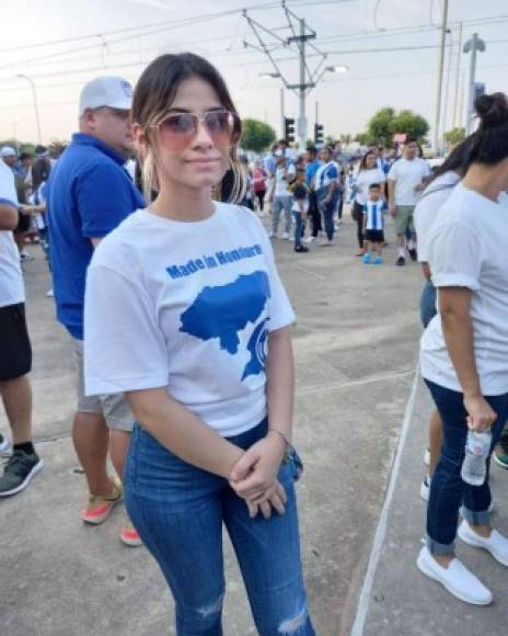 Otra belleza hondureña en las afueras del estadio del partido.