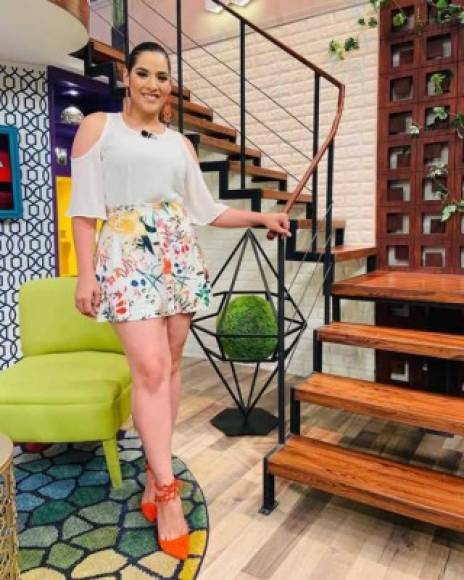 Cada tarde Lanza inspira a sus seguidores con su estilo, pero este 11 de junio la presentadora cambió su look de pantalla por una falda plisada y guayabera blanca.