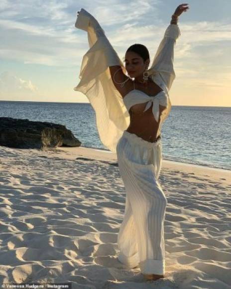 En los últimos días, la actriz estadounidense ha deleitado a sus seguidores de Instagram con varias fotografías en la playa. Además de derrochar sensualidad, la estrella deslumbró en unas imágenes en las que aparece con un atuendo blanco que resalta aún más su belleza.