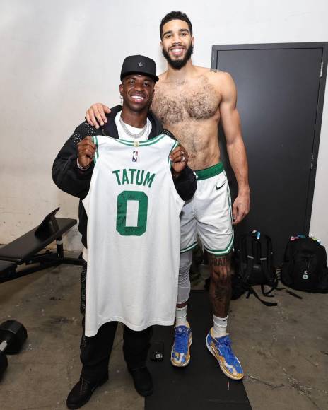 El delantero brasileño del Real Madrid disfrutó su estadía por Estados Unidos. Aquí posa junto a Jayson Tatum, otro de los grandes nombres de la NBA y jugador de los Boston Celtics.