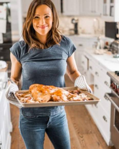 Jennifer Garner. Ha mostrado su amor por la cocina a través de una serie de videos que publica en su cuenta de Instagram. Con su característico sentido del humor, la estrella afirma que no es una experta en las artes culinarias, pero le encanta aprender nuevas recetas y compartirlas con sus fans. <br/><br/>Instagram: @jennifer.garner