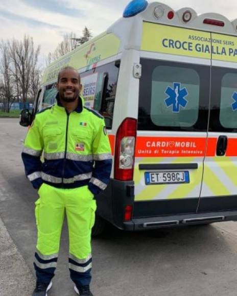 Resulta que el jugador Mbandà conduce una ambulancia 13 horas al día en la ciudad de Parma para ayudar en la lucha contra la pandemia del coronavirus en Italia país más azotado del mundo por el virus.
