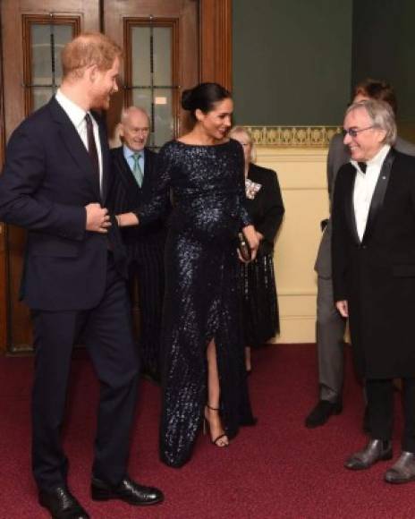 El vestido lentejuelas de Roland Mouret con mangas recortadas, y una abertura recatada en la pierna, tenía un corte que favoreció la figura de la duquesa de Sussex.