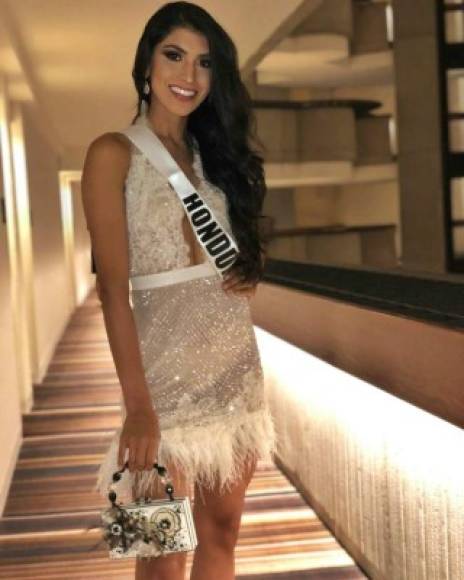 Rosemary, lució deslumbrante para una cena del Miss Universo 2019 con este vestido del diseñador hondureño Yoyo Barrientos.