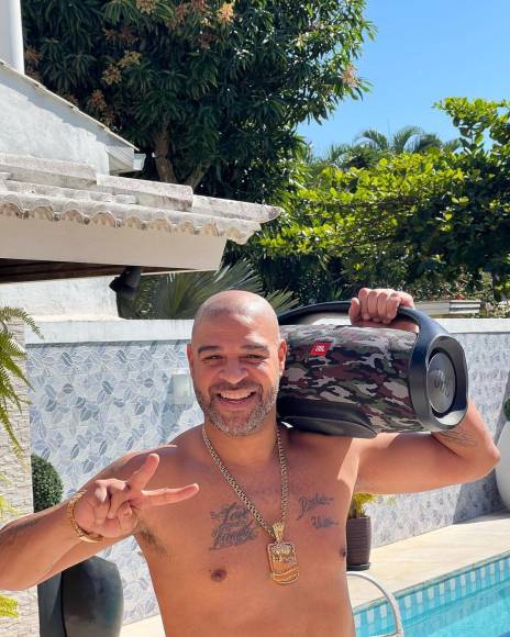El viernes 17 de febrero, Adriano cumplió 41 años de edad y <b>lo celebró de la mejor manera, a bordo de un yate, con botellas de champán de casi 3.000 euros y en compañía de una bella mujer .</b>
