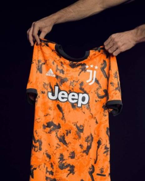 La Juventus apuesta por el color naranja para su tercera equipación de la temporada 2020-2021.