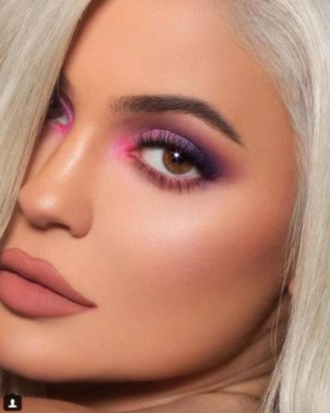 Kylie Jenner se dejó ver con el maquillaje de su nueva línea cosmética.