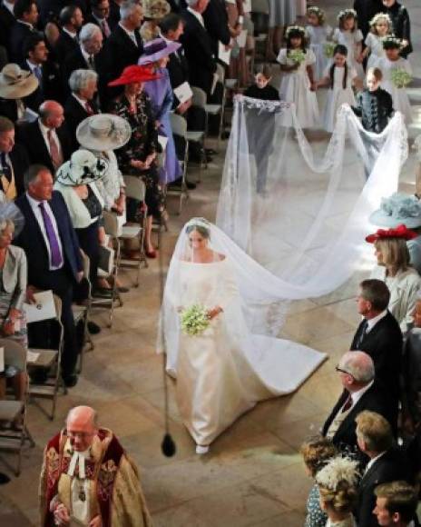 Meghan Markle revela el secreto oculto en su vestido de novia