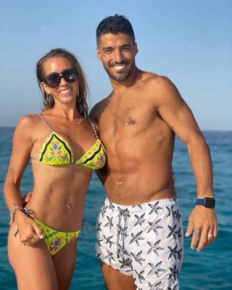 Luis Suárez y su esposa Sofía Balbi también disfrutan en el yate en Ibiza con la familia Messi-Roccuzzo.<br/><br/>Foto - Instagram @sofibalbi