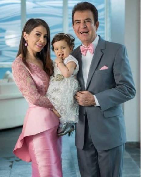 Salvador Nasralla e Iroshka Elvir presumen de la belleza y simpatía de su hija Alicia Victoria, quien nació el 14 de diciembre de 2017.