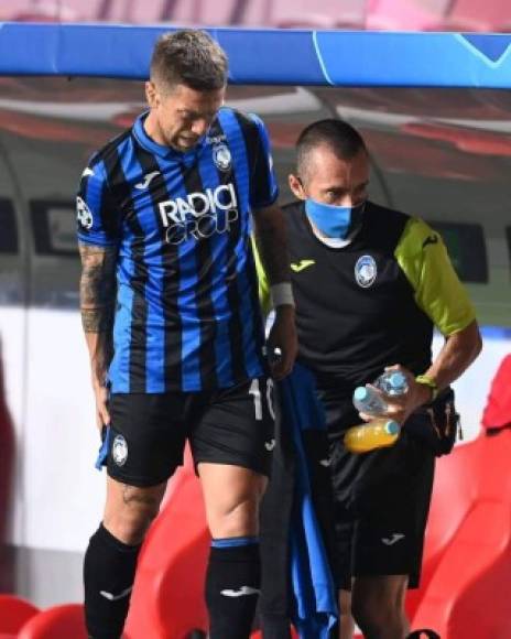 El Atalanta sufrió la baja de su figura Alejandro Darío 'Papu' Gómez en el segundo tiempo. El argentino salió lesionado.