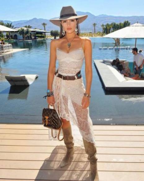 Olivia Culpo se fue a tono con el ambiente. La modelo usó un fresco vestido de encaje, complementado con unas botas, fajón y sombrero vaquero.
