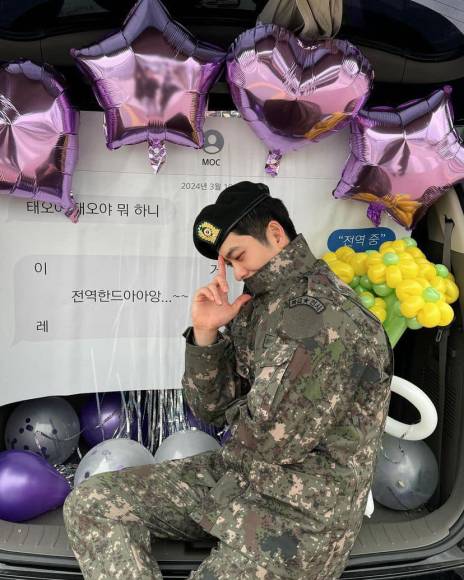 Kang Tae Oh posó para ser fotografiado por los medios de prensa presentes también, así mismo para el público que asistió para darle la bienvenida tras cumplir con el confinamiento militar.