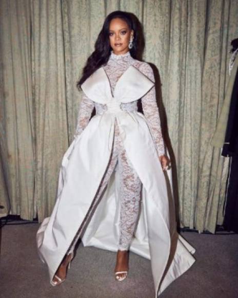 Actualmente Rihanna supera a Kylie Jenner en ventas de cosméticos con su marca Fenty, además su línea de ropa es muy esperada, sin contar el nuevo disco que verá la luz en un par de meses. <br/><br/>Sin dudas Rihanna vive de éxito en éxito, es una máquina comercial para vender lo que ella se proponga. $245 millones acumula la barbadense siendo considerada como <br/>una de las mujeres con más dinero en el mundo.