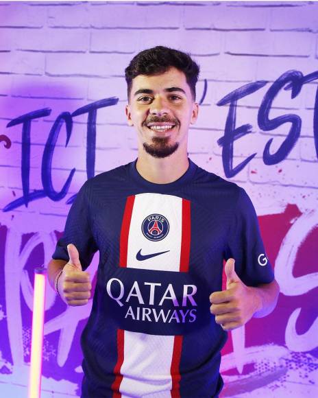 El PSG anunció el primer fichaje de la ventana estival, el centrocampista portugués Vitinha, que se comprometió por cinco temporadas más de un mes después de que el club francés anunciara la renovación de Kylian Mbappé. De 22 años, Vitinha llega a París procedente del Oporto a cambio de unos 40 millones de euros (unos 42 millones de dólares), según informó diario L’Equipe.