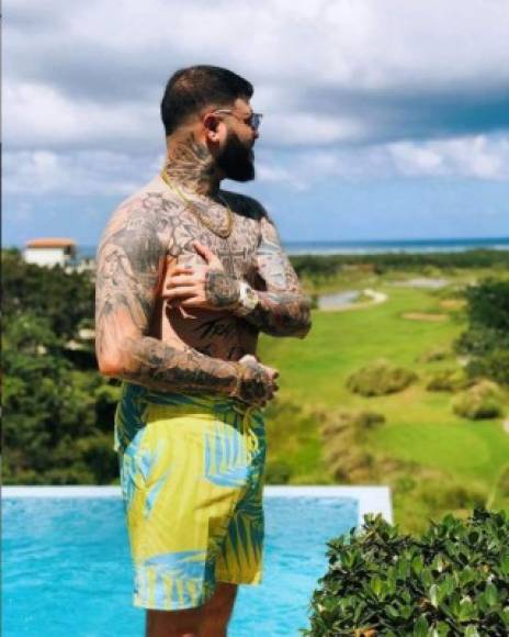 El cantante dice estar fascinado por la vista que hay en Roatán. <br/><br/>MIRA: <a href='https://www.laprensa.hn/fotogalerias/farandula/1221361-411/famosos-que-han-disfrutado-vacaciones-roatan-islas-de-la-bah%C3%ADa-honduras' style='color:red;text-decoration:underline' target='_blank'>Famosos que han disfrutado en Islas de la Bahía</a><br/>