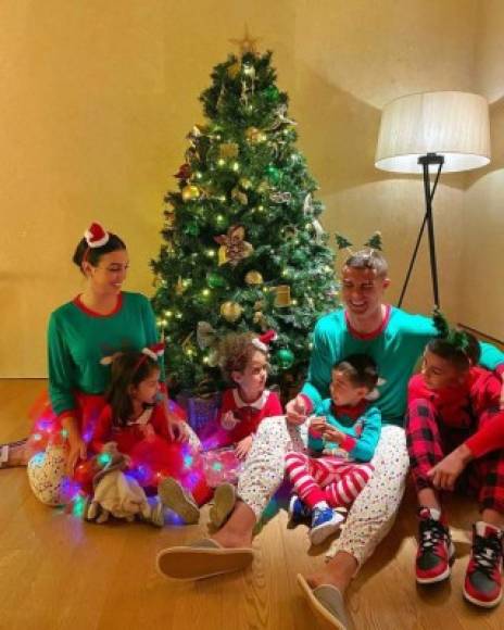 Cristiano Ronaldo, muy feliz con sus hijos y su pareja Georgina Rodríguez. '¡¡Le deseamos una Feliz Navidad!! Lleno de amor, salud y felicidad', escribió el delantero portugués de la Juventus.