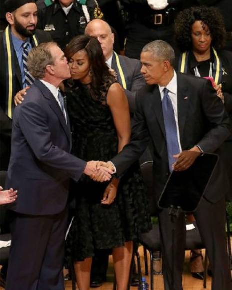 'Vamos a ponerlo así, él nunca me ha dado un abrazo como ese', dijo con humor el mandatario en referencia al abrazo viral de Bush y Michelle.