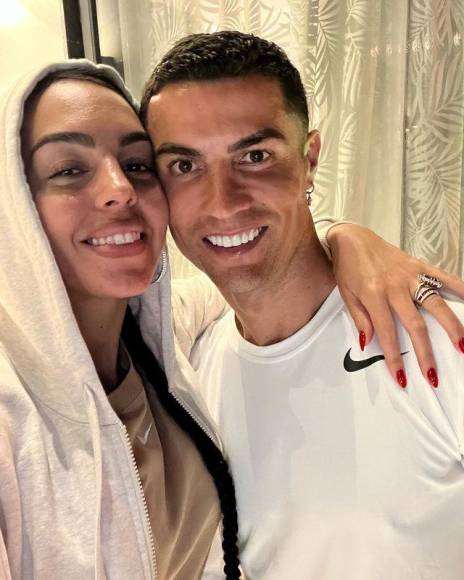 Una de las opciones es que Georgina vaya personalmente con el patrocinio del Al Nassr (club de Cristiano Ronaldo), con un visado expedido por separado, y pueda residir donde quiera.