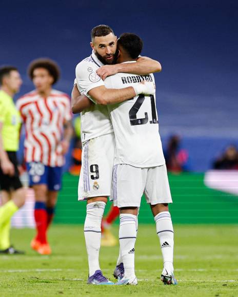 El abrazo de Karim Benzema a Rodrygo por su golazo.