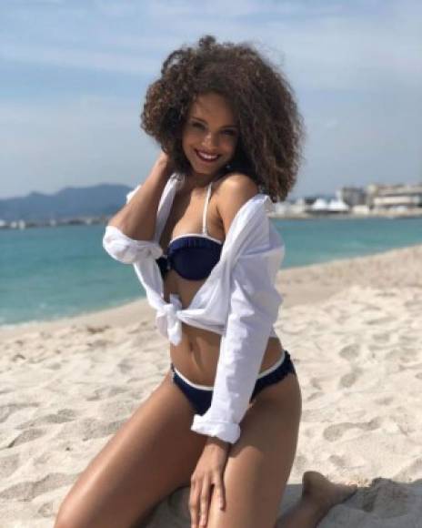 La modelo fue Miss Francia 2017, pero por su color de piel fue fuertemente criticada, sin embargo, ella siempre hizo caso omiso a los comentarios despectivos saliendo adelante en su reinado. Es originaria de Martinique, en el Caribe francés.