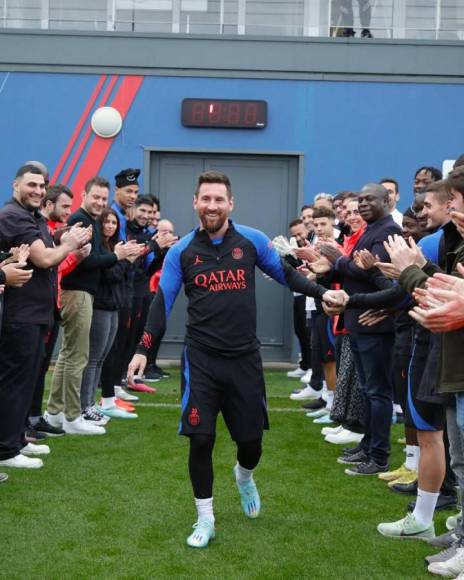 Con pasillo de honor, el PSG recibió a Messi este miércoles a su llegada al centro de entrenamiento. Todos los jugadores y miembros del cuerpo técnico aplaudieron, pero hubo un gesto que llamó la atención.