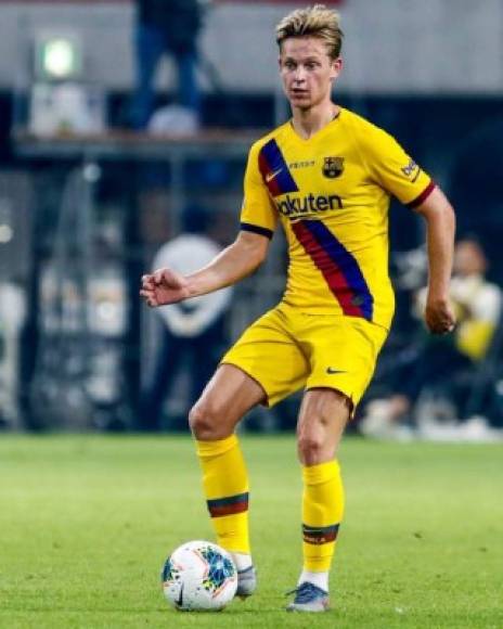 Frenkie de Jong - Considerando fijo al holandés, la apuesta es verle en el interior del centro del campo junto a Rakitic.