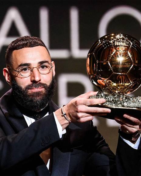 Karim Benzema alzando su primer Balón de Oro al Theatre du Chatelet de París.