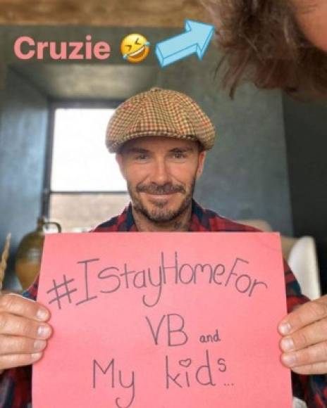 David Beckham <br/>El exfubolista inglés confiesa que se queda en casa por 'VB and my kids' ('Por Victoria Beckham y mis hijos'). El primer ministro Boris Johnson, impuso el confinamiento en el Reino Unido, este 23 de marzo.<br/>