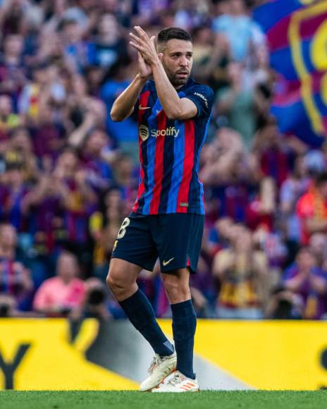 Jordi Alba fue titular y fue reemplazado. El lateral zurdo no pudo evitar las lágrimas en el momento que se despedía de la afición del FC Barcelona.