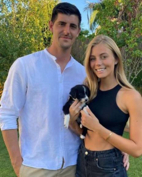 Thibaut Courtois y su novia Mishel Gerzig adoptaron recientemente un perrito.